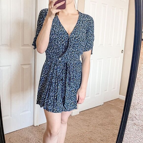 Faithfull The Brand Oslo Mini Dress in Blue Ditsy Floral 4 - Picture 13 of 15